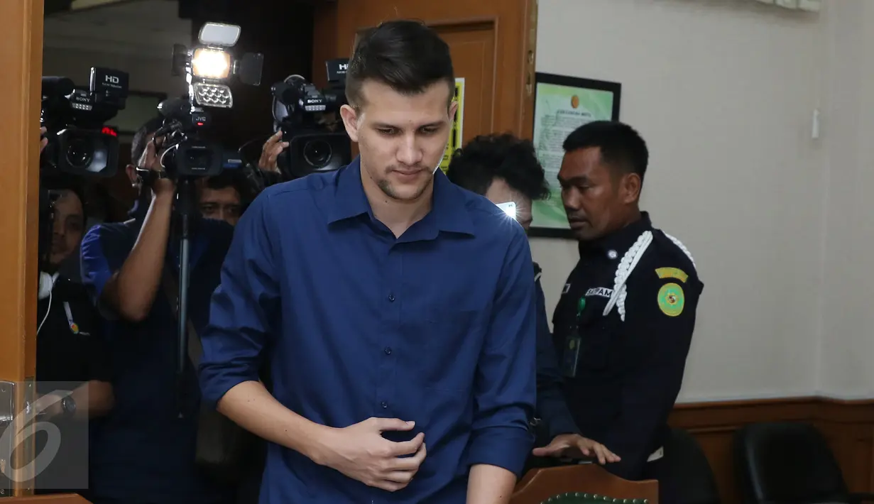 Stuart Collin ketika menghadiri sidang putusan perceraiannya di Pengadilan Agama Jakarta Selatan, Kamis (24/3).  Setelah melalui proses panjang, gugatan cerai Risty Tagor terhadap Stuart Collin akhirnya dikabulkan. (Liputan6.com/Herman Zakharia)
