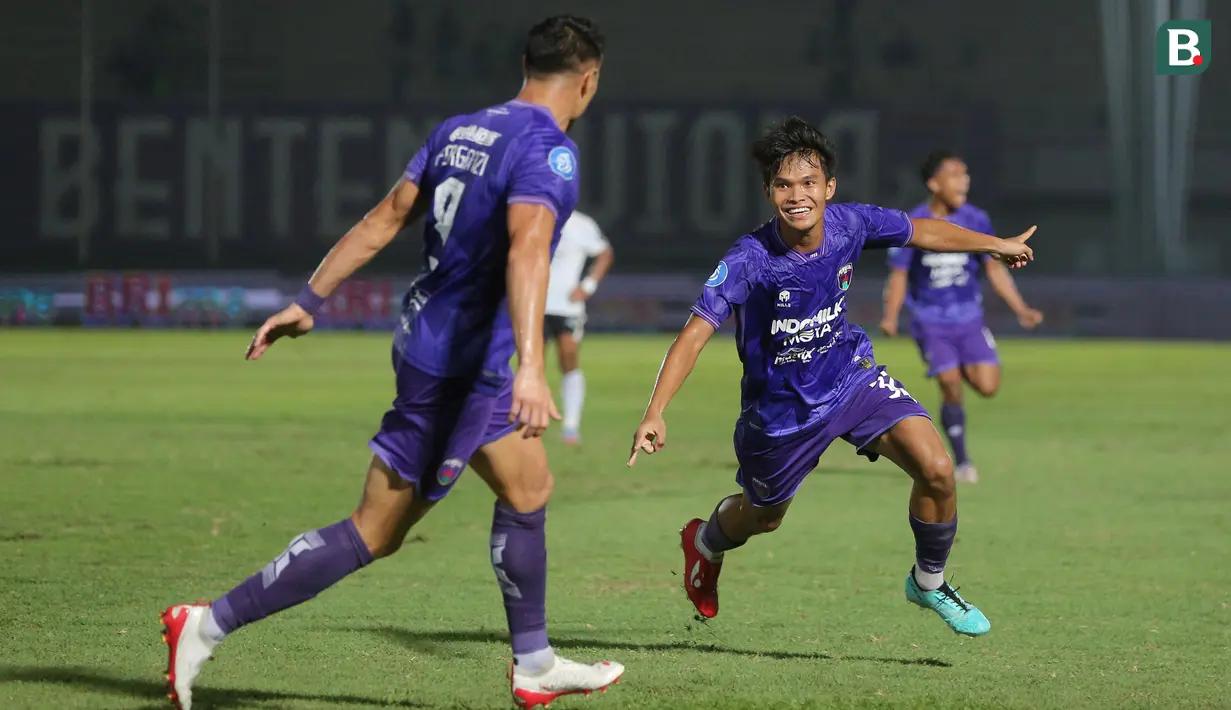 Pemain Persita Tangerang, Rifky Dwi Septiawan, melakukan selebrasi setelah mencetak gol ke gawang RANS Nusantara FC pada pekan ke-20 BRI Liga 1 2023/2024 di Stadion Indomilk Arena, Tangerang, Kamis (23/11/2023). Pendekar Cisadane menang dengan skor 3-0. (Bola.com/M Iqbal Ichsan)