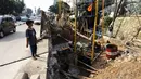 Seorang anak tampak memperhatikan para pekerja menyelesaikan proyek peninggian jembatan Kali Mampang, Jakarta, Kamis (5/6/14). (Liputan6.com/Faizal Fanani)