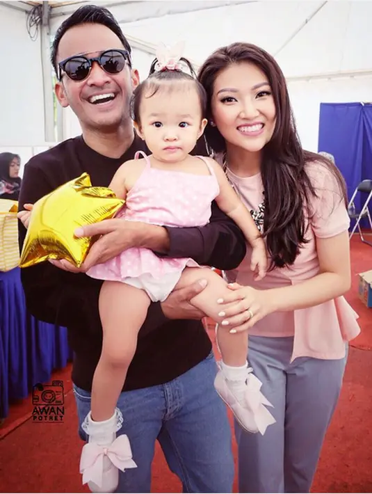 Menjalani rumah tangga bisa mengisi satu dengan yang lain. Saat sang suami takut dengan Listrik, Sarwendah langsung mengganti sendiri lampu di salah satu ruangan mereka yang mati. (Instagram/ruben_onsu)