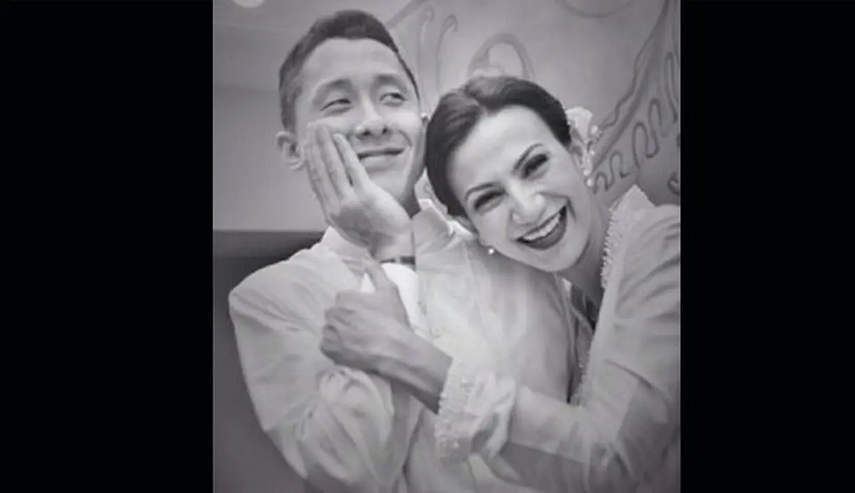 Daniel Patrick Hadi Schuldt dan Wanda Hamidah tersenyum bahagia usai melaksanakan resepsi pernikahan secara sederhana. Daniel mengunggah foto pernikahan mereka pada 14 Februari di Facebook. (Facebook.com)