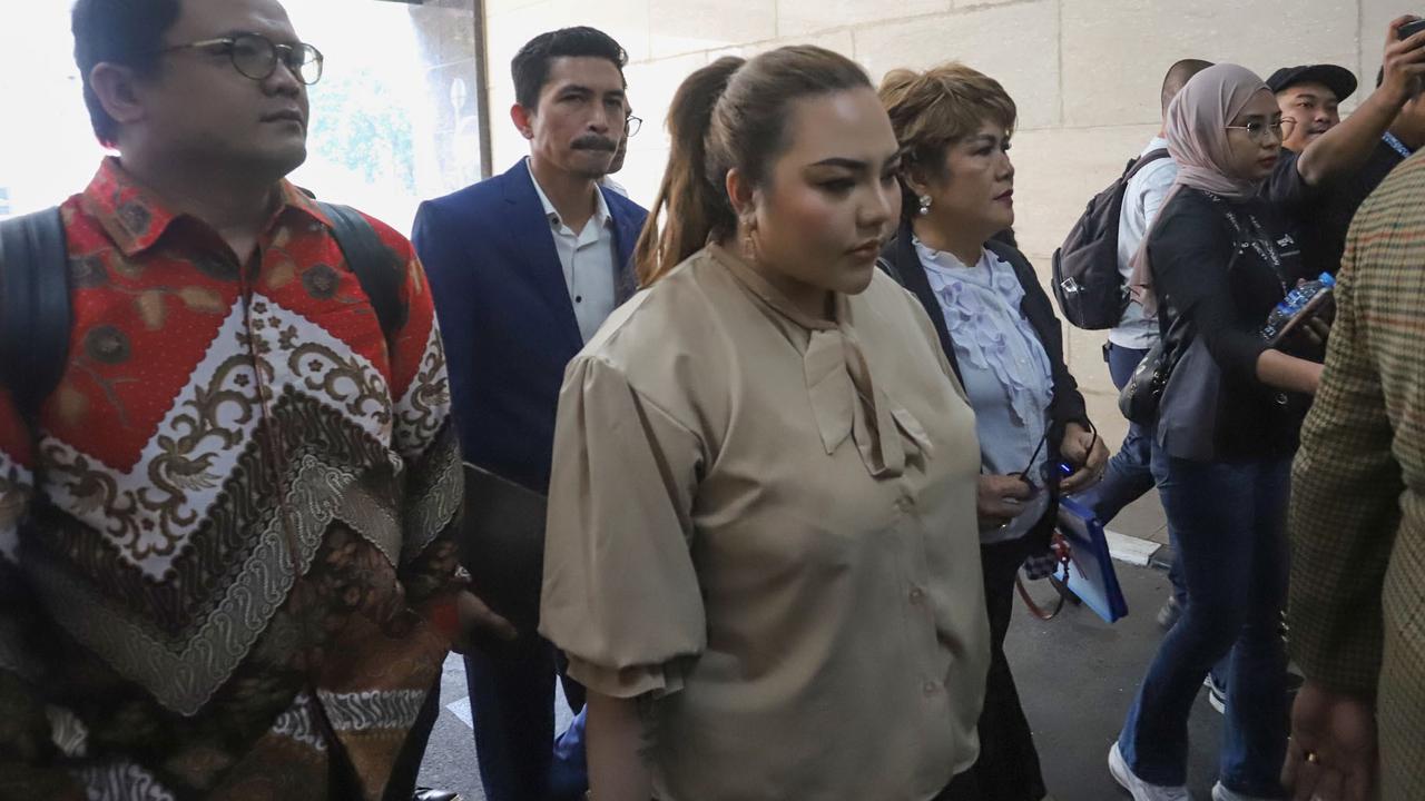 FOTO: Lisa Mariana Sambangi Mabes Polri, Jalani Tes DNA