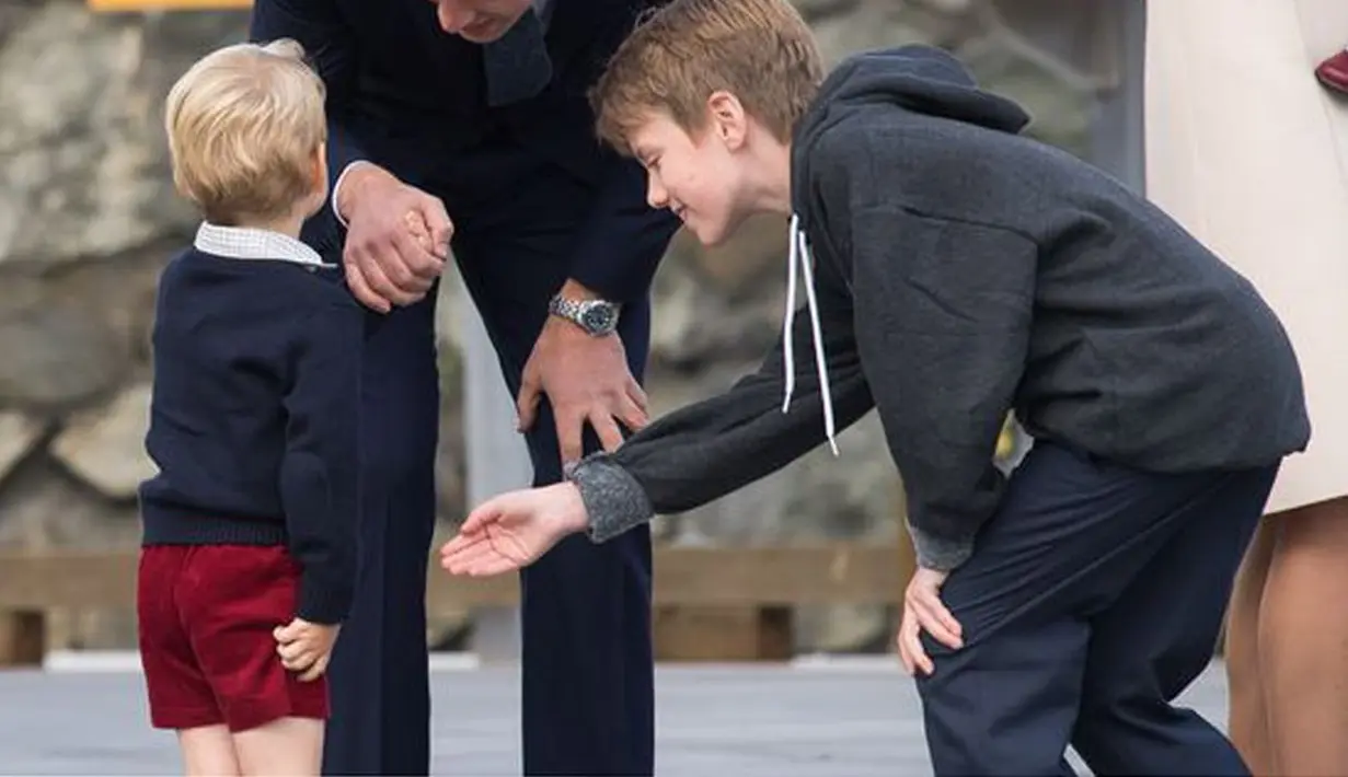 Pangeran George dan Putri Charlotte melambaikan tangan kepada orang-orang sekitar, saat itu adalah moment terakhir mereka berada di Kanada. (doc.mirror.co.uk)