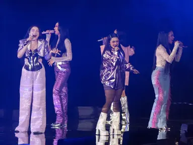 Enam penyanyi perempuan lintas generasi tampil satu panggung dalam Konser Super Diva yang dgelar di Indonesia Arena, Senayan, Jakarta, Jumat (17/1/2025). (Liputan6.com/Herman Zakharia)