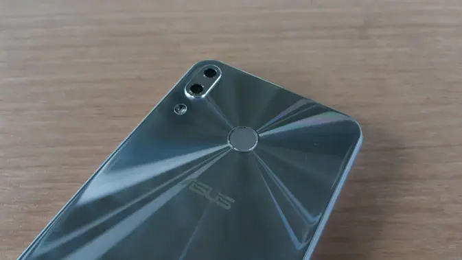 Tampak belakang Zenfone 5. Liputan6.com/ Agustinus Mario Damar