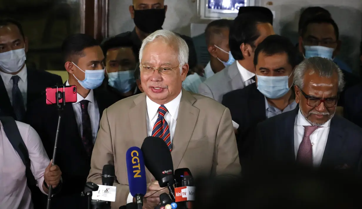 Mantan Perdana Menteri Malaysia Najib Razak memberikan keterangan kepada awak media di gedung pengadilan di Kuala Lumpur, Malaysia, Selasa (28/7/2020). Pengadilan di Malaysia menghukum Najib Razak 12 tahun penjara atas tujuh dakwaan terhadapnya dalam kasus korupsi 1MDB. (AP Photo/Vincent Thian)