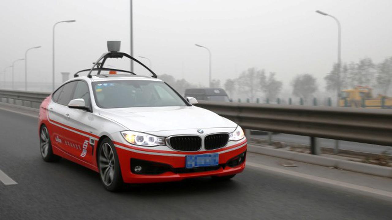 Mobil otonomos Baidu (BMW yang dimodifikasi) mengaspal di jalanan Beijing