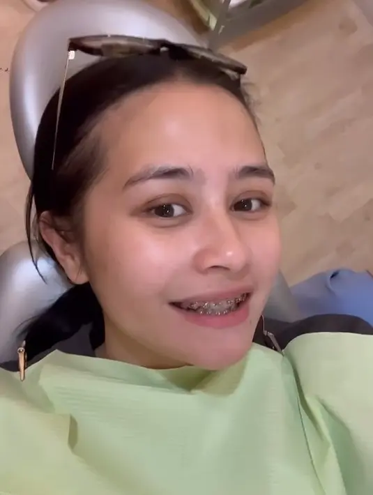 Prilly Latuconsina tunjukkan dirinya pakai behel. [Foto: Instagram/prillylatuconsina96]