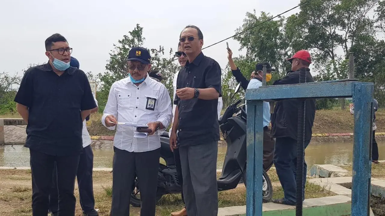 Ketua DPP PDIP bidang Tenaga Kerja, Industri, Infrastruktur Nusyirwan Soejono kunjungi daerah irigasi Pantura, Jawa Barat.