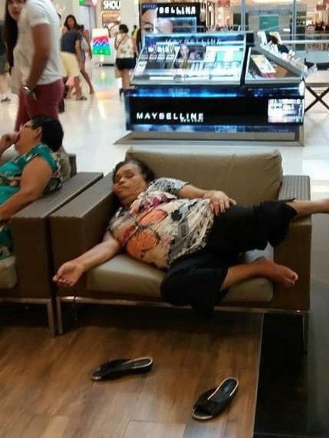 Potret Saat Rebahan di Sembarang Tempat ini Bikin Geleng Geleng