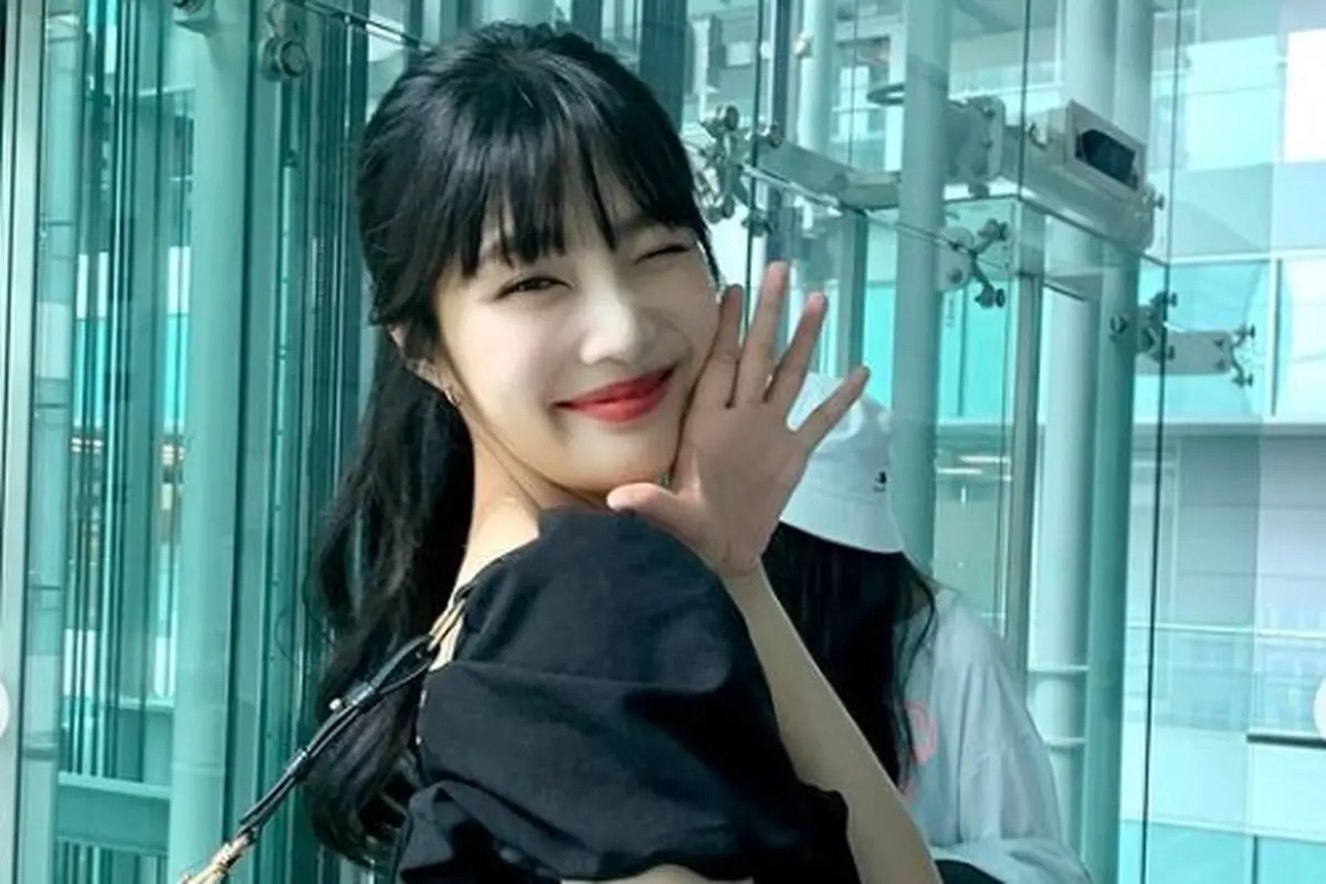 Joy Red Velvet mengenakan dress hitamnya. (Instagram @_imyour_joy)