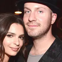 Jika kamu terkejut dengan pernikahan Emily Ratajkowski yang tia-tiba dengan Sebastian Bear-McClard, kamu nggak sendirian. (Instyle)
