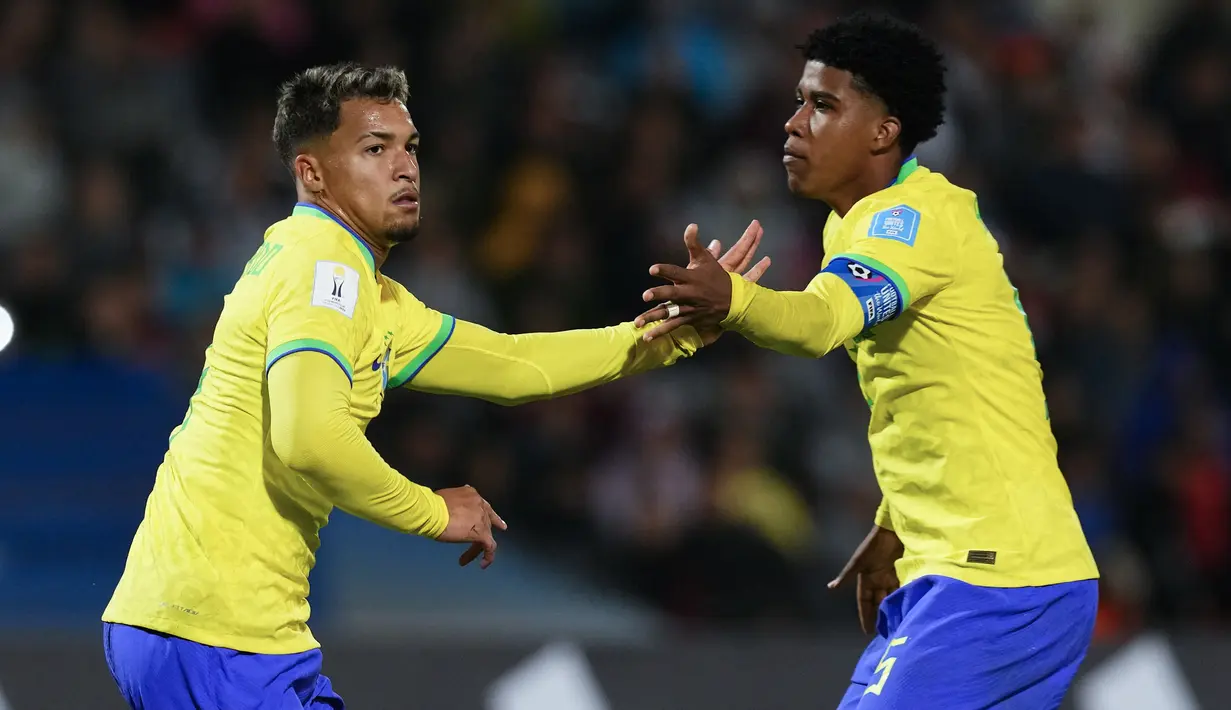 Selebrasi striker Timnas Brasil U-20, Marcos Leandro (kiri) setelah mencetak gol pertama Brasil ke gawang Timnas Italia U-20 pada laga Grup D Piala Dunia U-20 2023 di Malvinas Argentinas Stadium, Mendoza, Argentina, Minggu (21/5/2023). (AP Photo/Natacha Pisarenko)