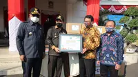 Wali Kota Malang Sutiadji menerima bantuan satu set mesin PCR dan 100 Alat Pelindung Diri (APD) full set dari PT HM Sampoerna Tbk. (Sampoerna), Senin (3/8/2020). (Ist)