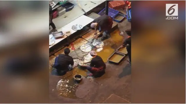 Beredar video yang menunjukkan beberapa pegawai restoran ternama di Kuala Lumpur, Malaysia, mencuci piring bekas pelanggan dengan menggunakan air kubangan.

 
