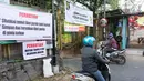 Pengendara motor melintasi akses pintu masuk dan keluar Universitas Indonesia di Depok, Jawa Barat, Selasa (16/7/2019). Penerapan uji coba sistem masuk parkir UI berbayar yang menyebabkan kemacetan panjang membuat gerbang tiket pembayaran kembali dinonaktifkan. (Liputan6.com/Immanuel Antonius)