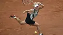 Aksi Angelique Kerber dalam turnamen tenis Prancis Terbuka 2016 di Roland Garros, Paris, (24/5/2016). (AFP/Philippe Lopez)
