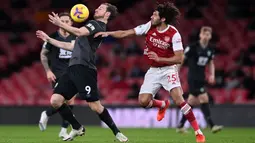 Striker Burnley, Chris Wood, mengontrol bola saat melawan Arsenal pada laga Liga Inggris pada laga Liga Inggris di Stadion Emirates, Senin (14/12/2020). Arsenal takluk 0-1 dari Burnley. (Laurence Griffiths/Pool/AFP)