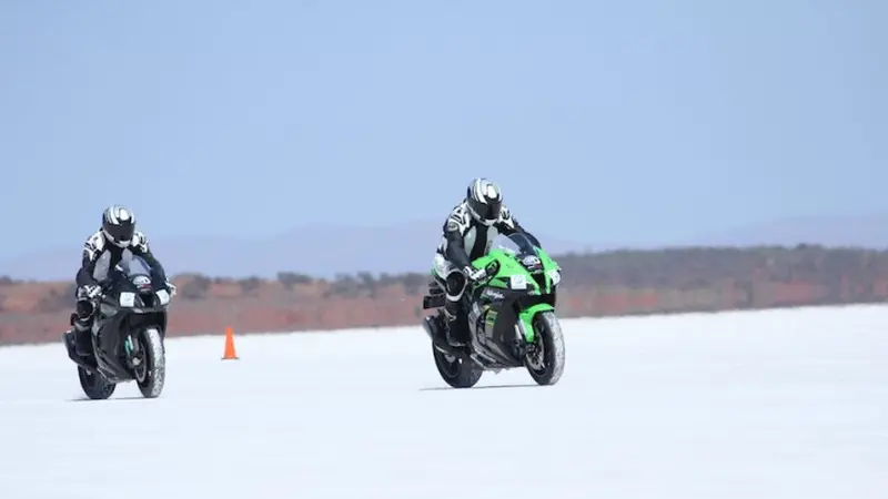 Ben Felten mengendarai motor Kawasaki Ninja  ZX-10R