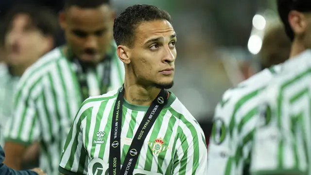Foto: Kecewanya Antony dan Kolega setelah Real Betis Gagal Juara di Conference League