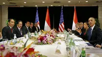 Presiden Joko Widodo (kiri) dan Presiden Amerika Serikat Barack Obama (kanan) mengadakan pertemuan bilateral di Beijing, Tiongkok, Senin (10/11/2014)(Reuters/Kevin Lamarque)