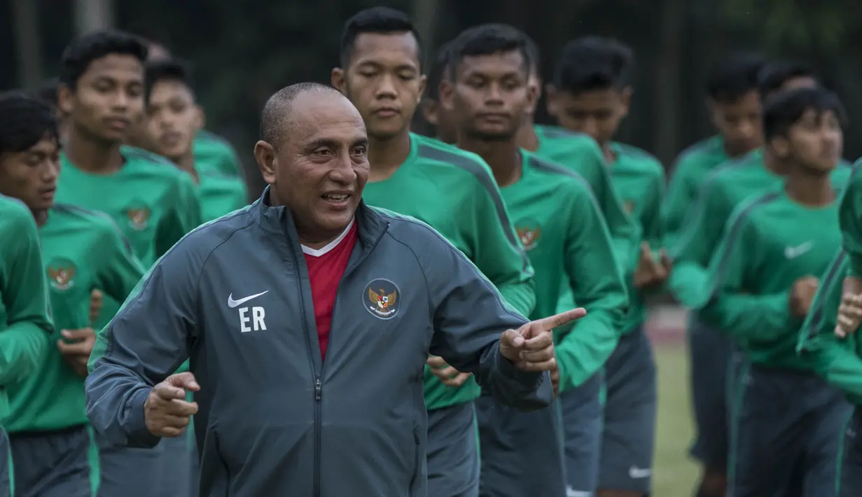 Ketum PSSI, Edy Rahmayadi, berlari bersama pemain Timnas Indonesia U-16 sebelum acara pelepasan di Stadion Atang Sutresna, Jakarta Timur, Rabu (12/9/2017). Timnas U-16 akan mengikuti kualifikasi Piala AFC U-16. (Bola.com/Vitalis Yogi Trisna)