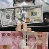 Pegawai menunjukkan uang pecahan 100 USD di salah satu gerai money changer di Jakarta, Senin (4/7/2022). Melansir data Refinitiv, hingga 4 Juni 2022 pukul 11:10 WIB rupiah melemah 0,15 persen ke Rp14.957 per USD 1. (merdeka.com/Iqbal S Nugroho)