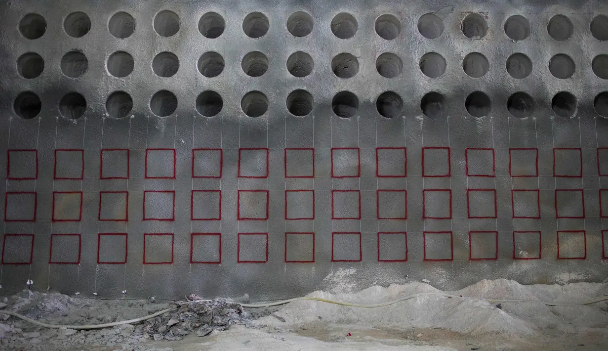Kontruksi pemakaman bawah tanah di Yerusalem, Israel (14/11). Terowongan seluas satu kilometer ini memiliki 22.000 kuburan untuk disiapkan memenuhi pemakaman beberapa dekade ke depan. (AP Photo / Oded Balilty)