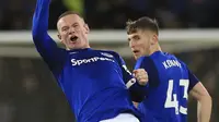 Penyerang Everton, Wayne Rooney, mengekspresikan kegembiraan setelah mencetak gol ketiga ke gawang West Ham United pada Premier League di Goodison Park, Rabu (29/11/2017) waktu setempat. ( Byrne/PA via AP)