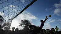 Aksi kiper Bali United, Awan Setho berupaya menahan bola saat latihan terakhir sebelum menghadapi Persija di laga Piala Presiden 2015, Denpasar, Bali, Sabtu (30/8/2015). (Bola.com/Vitalis Yogi Trisna)