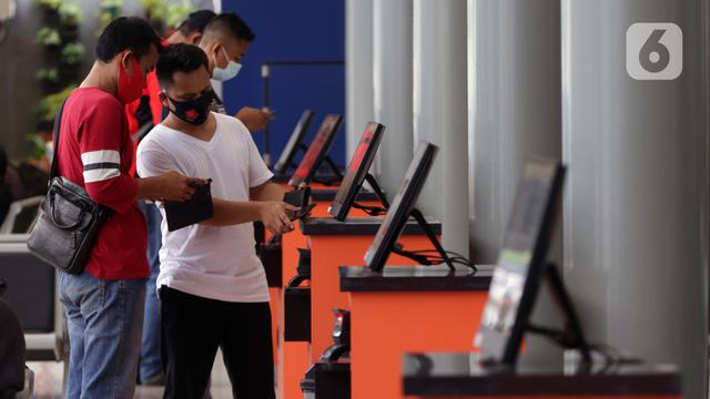 Hiruk Pikuk Stasiun Pasar Senen Jelang Pelarangan Mudik Lebaran 2021
