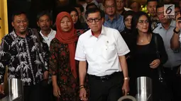 Menkumham Yasonna Laoly (dua kanan) bersama terpidana kasus pelanggaran ITE Baiq Nuril (dua kiri) dan politikus PDIP Rieke Diah Pitaloka (kanan) usai menggelar pertemuan di Kantor Menkumham, Jakarta, Senin (8/7/2019). (Liputan6.com/Angga Yuniar)