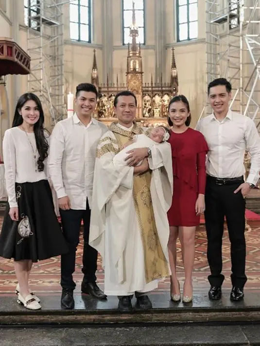 Salin netizen salut dengan pasangan yang selalu tampil romantis itu, banyak juga netizen yang melihat ekspresi lucu putri pasangan Glenn Alinskie dan Chelsea Olivia tersebut. (Instagram/nastusha.olivia.alinskie)