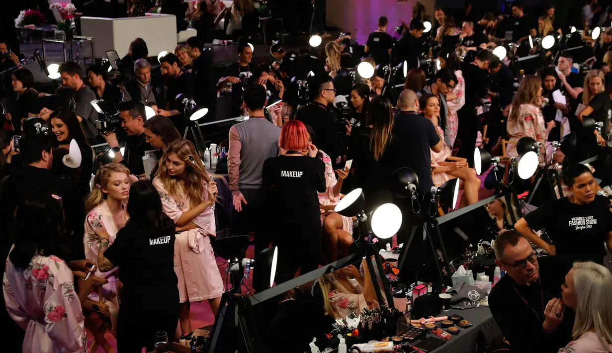 Sejumlah model saat dirias di belakang panggung sebelum tampil di Victoria's Secret di dalam Arena Mercedes-Benz di Shanghai, China, (20/11). (AP Photo/Andy Wong)