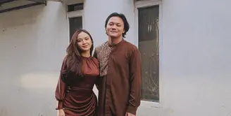 Mahalini ikut merayakan idul fitri bersama sang kekasih, Rizky Febian mengenakan dress satin bernuansa coklat. [Foto: IG/rizkyfebian].