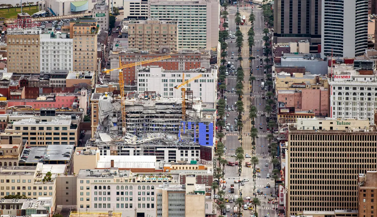 Gambar udara memperlihatkan bangunan Hard Rock Hotel yang tengah dibangun runtuh di pusat kota New Orleans, Sabtu (12/10/2019). Robohnya proyek hotel Hard Rock menyebabkan puing-puing menutupi jalanan sekitar proyek. (AP Photo/Gerald Herbert)