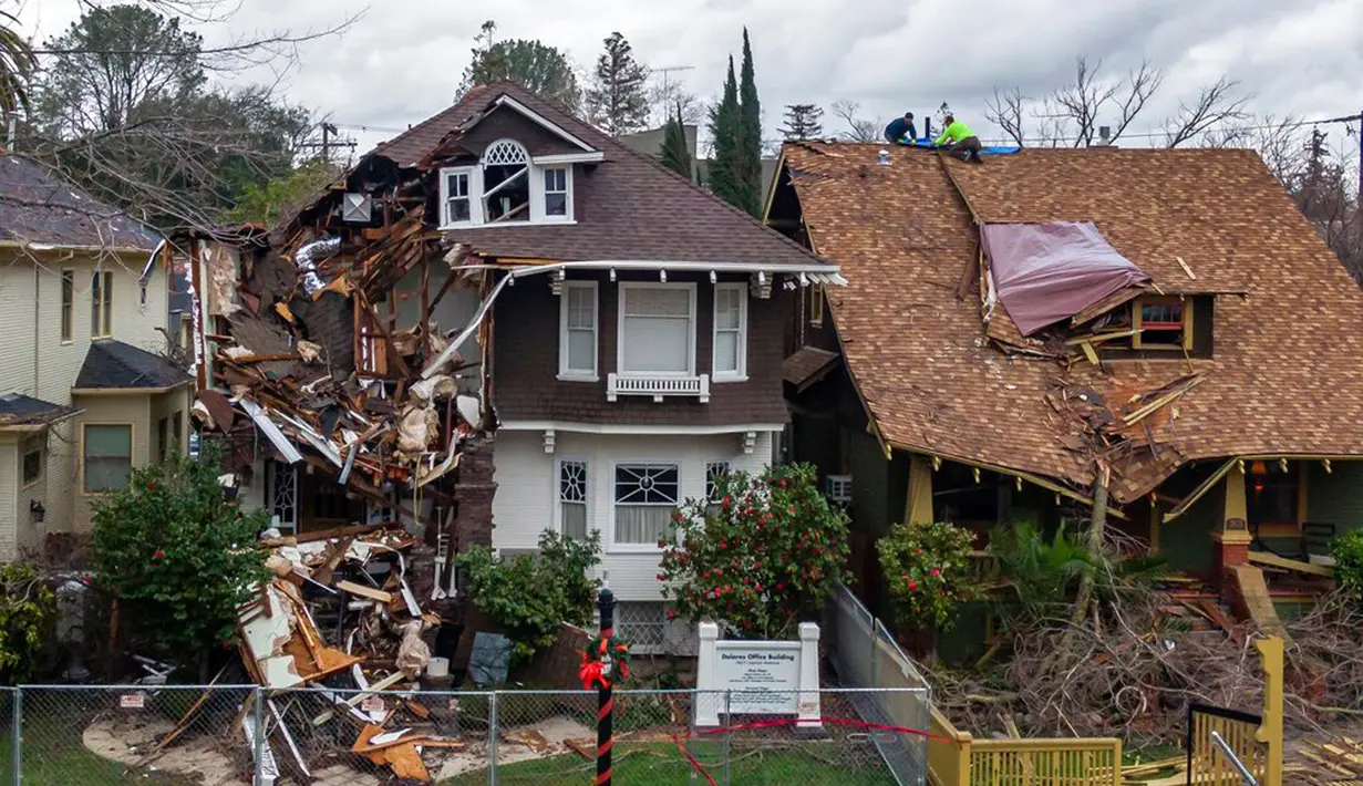 Kerusakan parah akibat badai terlihat pada rumah dan bisnis di Capitol Avenue, Sacramento, California, Amerika Serikat, 10 Januari 2023. Serangkaian badai yang menghantam California telah menyebabkan jalanan terendam banjir, gelombang tinggi air laut, sungai meluap, dan memaksa ribuan orang untuk mengungsi. (Xavier Mascareñas/The Sacramento Bee via AP)
