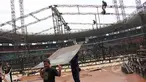 Pekerja membongkar penutup rumput (grass cover) usai konser One Direction di Stadion Utama Gelora Bung Karno (SUGBK), Jakarta, Kamis (26/3/2015). Lapangan SUGBK akan dipersiapkan untuk Pra-Piala Asia U-23. (Liputan6.com/Helmi Afandi)
