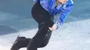 Yuzuru gagal mencetak sejarah karena tidak berhasil melakukan lompatan pertama dari Quadraple Axel yang memang dikenal sulit. Ia juga sempat terjatuh di lompatan berikutnya. (Instagram/yuzuruoi).