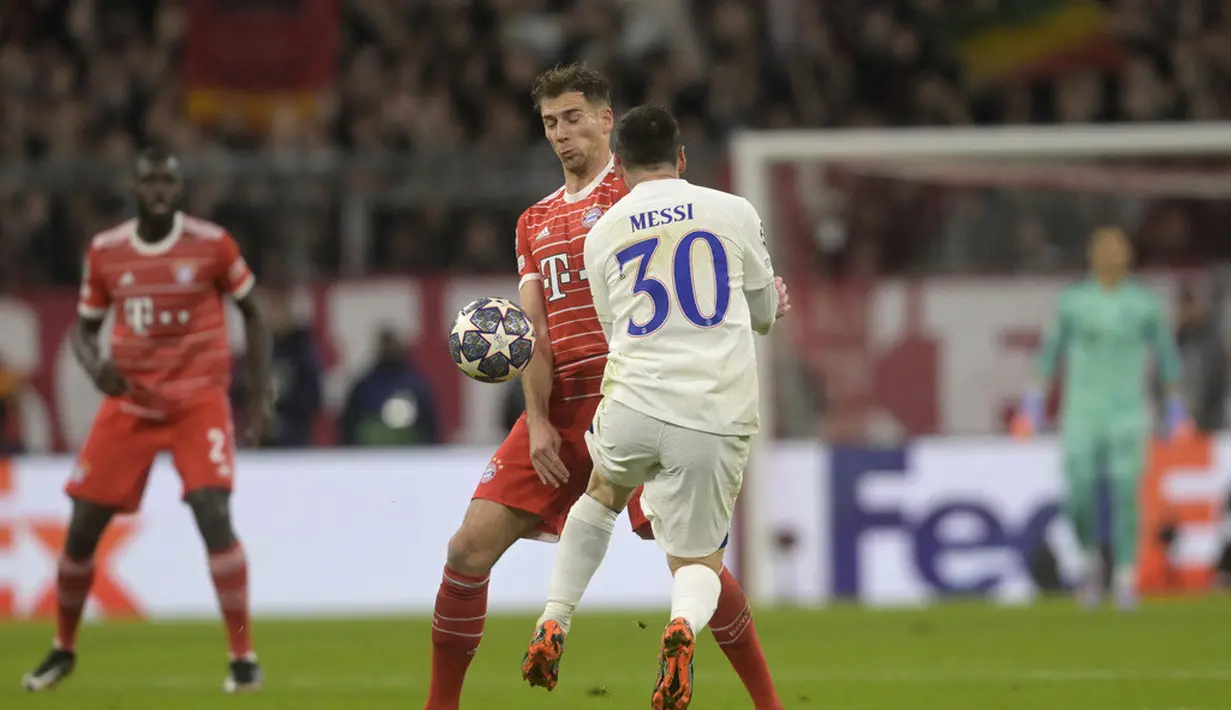 Pemain Paris Saint Germain, Lionel Messi, diadang pemain Bayern Munchen, Leon Goretzka, pada leg kedua babak 16 besar Liga Champions 2022/2023 di Allianz Arena, Kamis (9/3/2023). (AP Photo/Andreas Schaad)