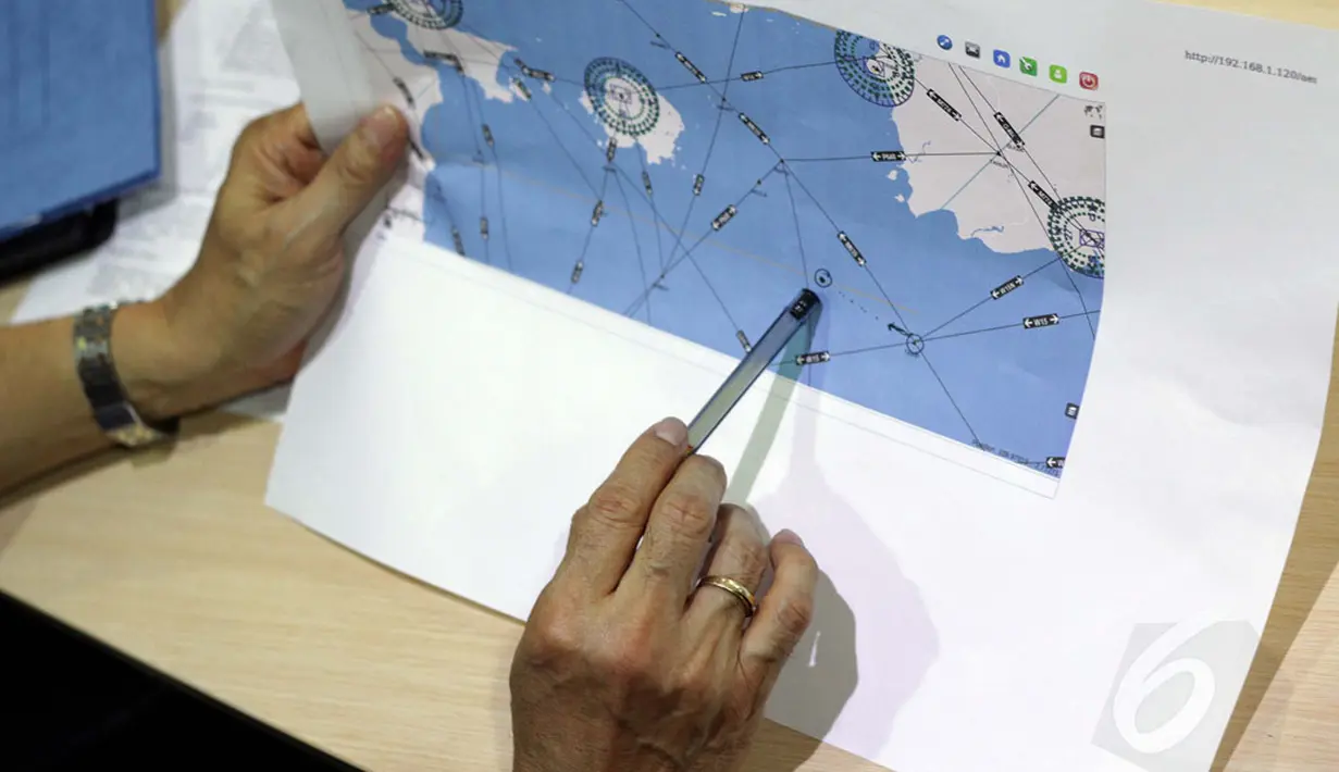 Pesawat AirAsia QZ8501 dilaporkan hilang kontak dalam perjalanan dari Surabaya ke Singapura. Tampak, salah satu petugas memperlihatkan perkiraan posisi pesawat AirAsia QZ8501 saat hilang kontak, Jakarta, Minggu (28/12/2104). (Liputan6.com/Faizal Fanani)