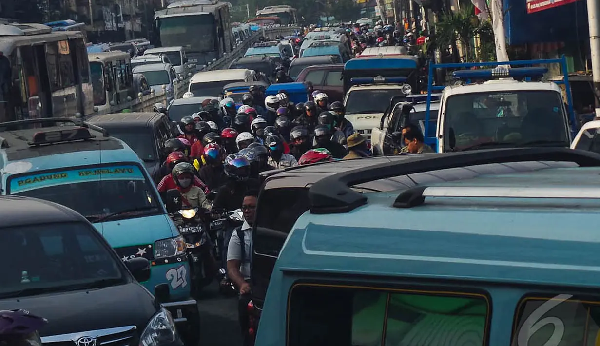 Pembokaran Ruko di Jalan Jatinegara Barat sebabkan kemacetan, Jakarta, Rabu (27/8/2014) (Liputan6.com/Faizal Fanani)