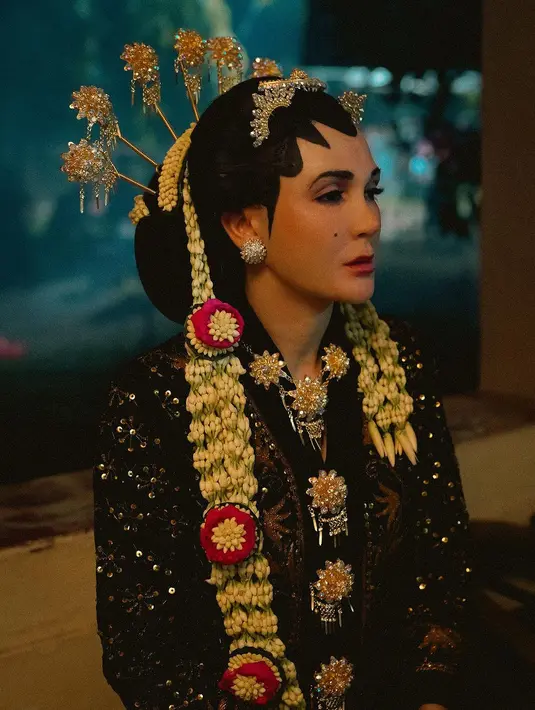 Di potret terbaru yang diunggahnya di akun Instagramnya, Luna Maya bahkan mengunggah penampilan dirinya menjadi pengantin Jawa. Ini adalah penampilan ikonis dari Suzzanna. [Foto: Instagram/lunamaya]