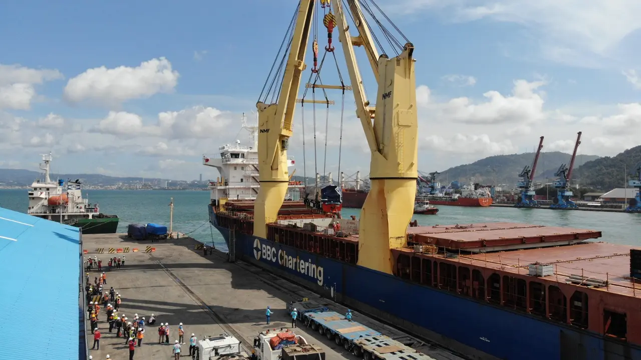 PT Pelabuhan Tanjung Priok (PTP Nonpetikemas) Cabang Panjang di Bandar Lampung, Lampung kembali melaksanakan kegiatan bongkar lokomotif impor dari Amerika Serikat. (Foto: Istimewa)