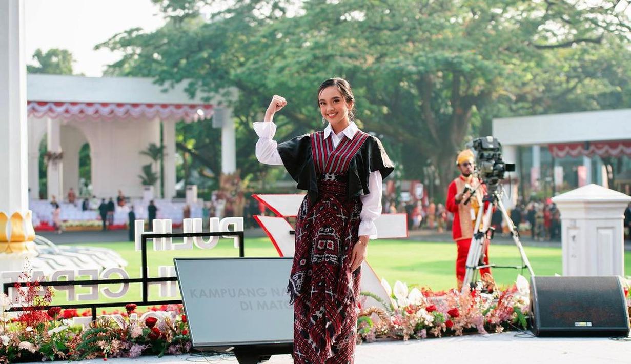 Manggung di acara formal dan resmi bukan hal baru bagi Lyodra Ginting. Namun tetap saja, pelantun “Kalau Bosan” dan “Terlanjur Mencinta” deg-degan saat tampil di hadapan Jokowi. Lyodra Ginting salah satu penampil dalam perayaan HUT ke-77 RI di Istana Negara, Jakarta, Rabu (17/8/2022). Ia melantun sejumlah lagu daerah untuk menembalkan cinta Tanah Air. (Foto: Dok. Instagram @lyodraofficial).