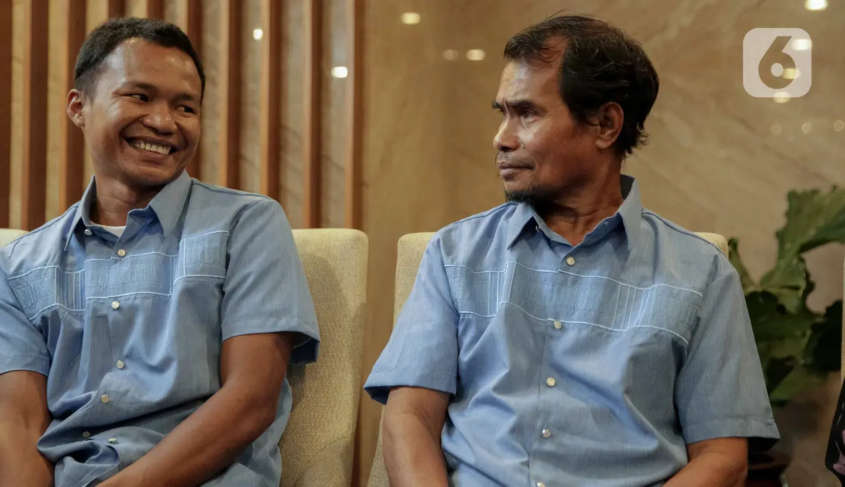 Dua ABK WNI yang berhasil dibebaskan dari penyanderaan Abu Sayyaf di Filipina saat upacara serah terima di Kementerian Luar Negeri , Jakarta, Kamis (26/12/2019). Maharudin Lunani (48) dan Samiun Maneu (27) diserahkan kepada keluarga oleh Menteri Luar Negeri Retno Marsudi (Liputan6.com/Faizal Fanani)