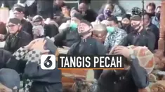 Suasana sedih terekam saat proses pemakaman dalang Ki Seno Nugroho. Kelompok Karawitan Wargo Laras tidak bisa menahan sedihnya saat mengiringi jenazah dengan gending.