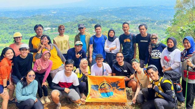 Rombongan Pendaki Gunung Ciung di kawasan Sentul Bogor. (Dok: IG @aldydicky https://www.instagram.com/p/C_r7syYBLMX/?igsh=MXZ6bGhwcGg4ejdyYQ%3D%3D)
