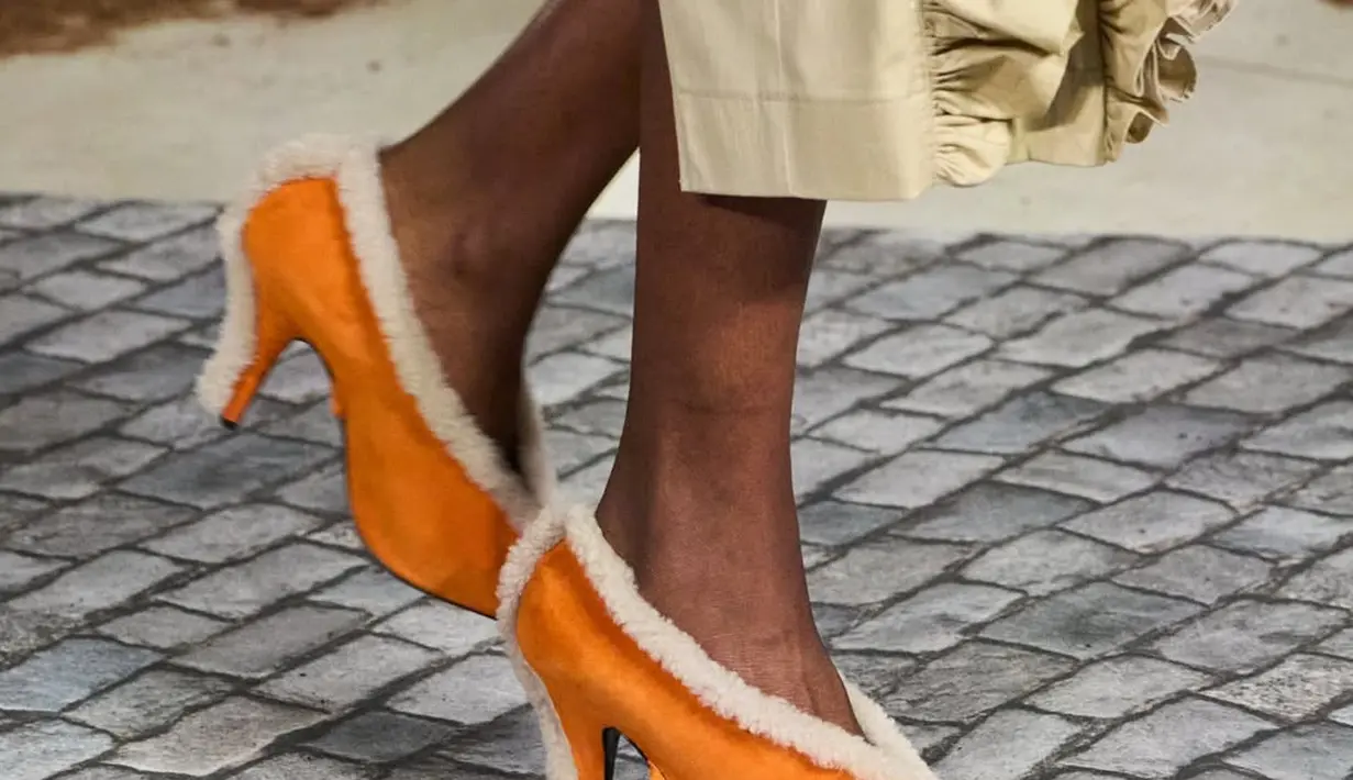 Heels dengan lining bulu jadi pelengkap sempurna untuk koleksi Fall/Winter 2026/27 [@moschino]