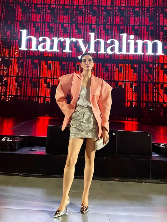 Marsha Timothy tampil cantik dengan padukan tanktop silver dan rok mini sequin. Oversized latex jacket pink dari Harry Halim jadi sentuhan yang manis [@marshatimothy]